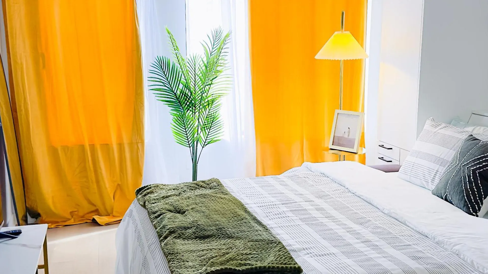 Peace & Elegance In Downtown Mtl Apartment Montreal